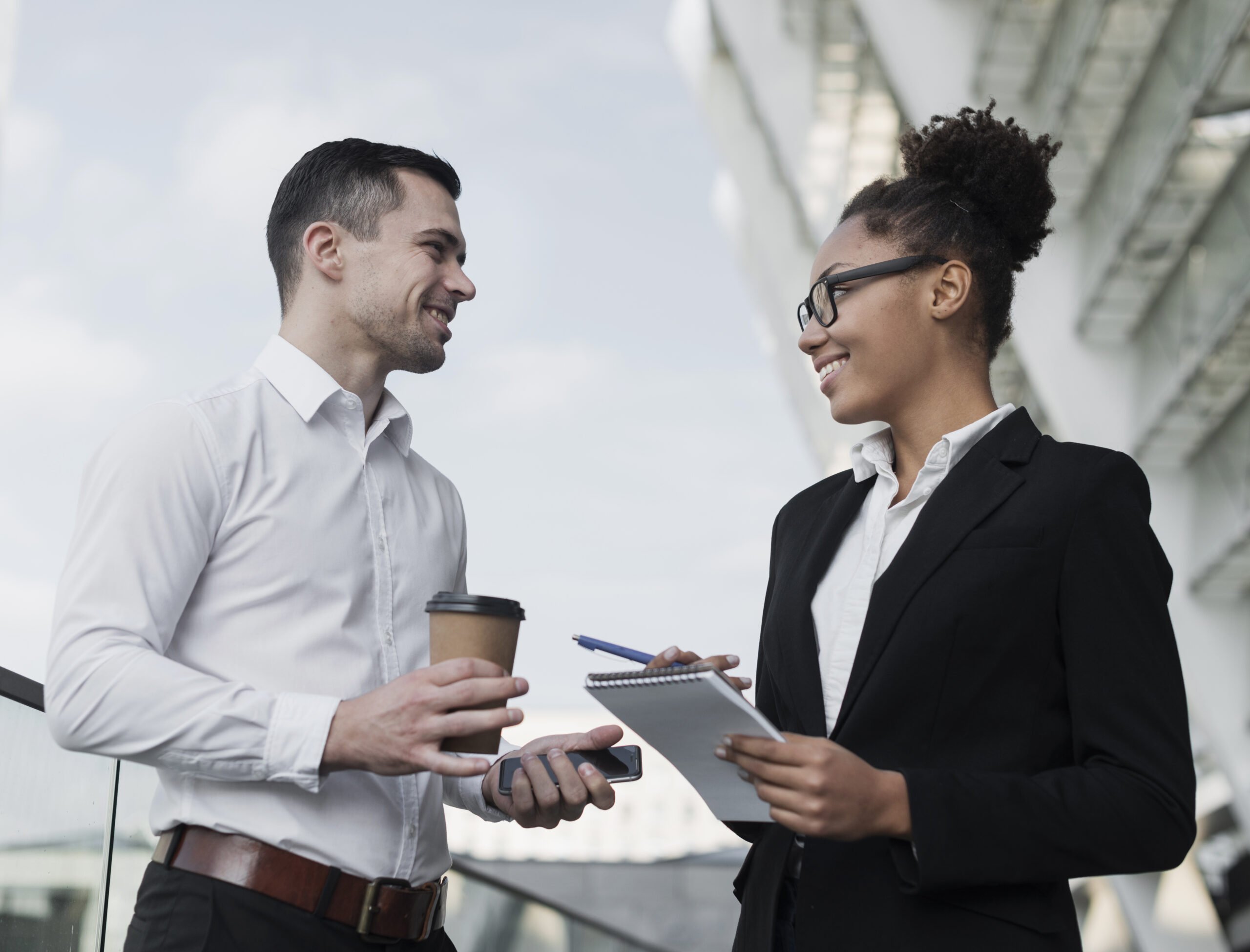 Como conversar em inglês com naturalidade no meio corporativo? | Colegas de trabalho discutindo ideias de negócios | IP School