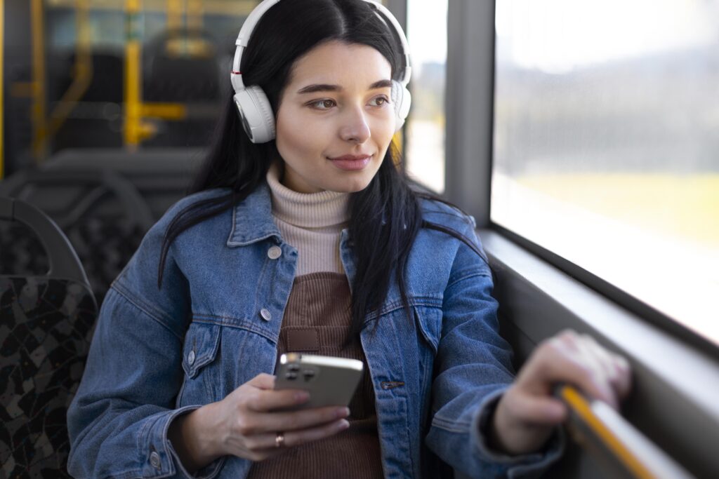 O que eu preciso para começar a estudar inglês? | Mulher com fone no ônibus | IP School